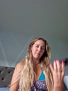 Snapshot of SkyelarSommer chatting on 10-03-25, 02:14 SkyelarSommer online show from 10-03-25, 02:14