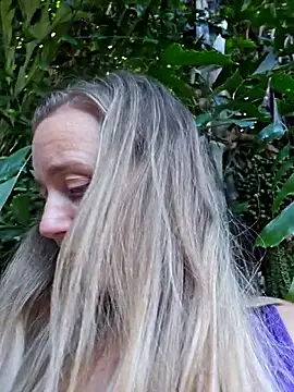 Snapshot of SkyelarSommer chatting on 10-18-25, 09:59 SkyelarSommer online show from 10-18-25, 09:59