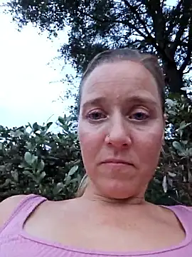 Snapshot of SkyelarSommer chatting on 10-19-25, 10:43 SkyelarSommer online show from 10-19-25, 10:43