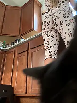 Snapshot of SkyelarSommer chatting on 10-21-25, 01:12 SkyelarSommer online show from 10-21-25, 01:12