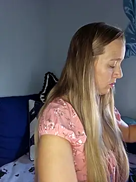 Snapshot of SkyelarSommer chatting on 10-29-25, 04:09 SkyelarSommer online show from 10-29-25, 04:09