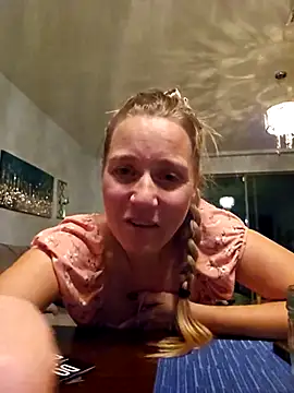 Snapshot of SkyelarSommer chatting on 10-30-25, 04:47 SkyelarSommer online show from 10-30-25, 04:47