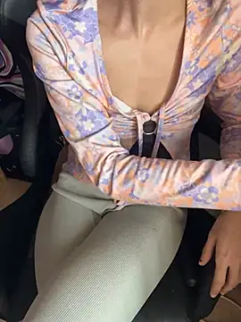 LaPetitechienne1 online show from 12-21-24, 11:22