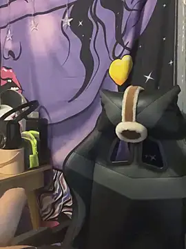 LaPetitechienne1 online show from 12-27-24, 10:16