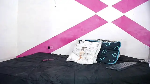 Snapshot of MIA_luxce29 chatting on 01-08-25, 01:32 MIA luxce29 online show from 01-08-25, 01:32