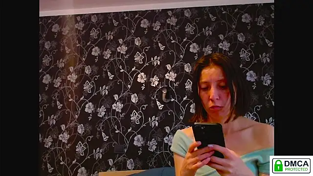 Snapshot of Sophi_Cute chatting on 06-02-26, 01:35 Sophi Cute online show from 06-02-26, 01:35