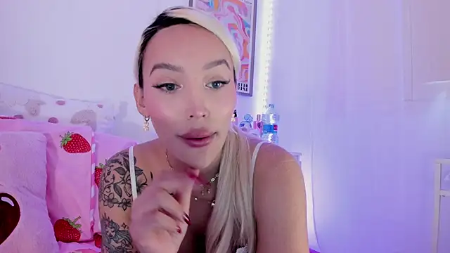 Snapshot of _viioletweekend_ chatting on 02-25-25, 04:31 viioletweekend online show from 02-25-25, 04:31