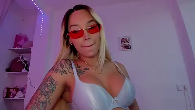 Snapshot of _viioletweekend_ chatting on 11-28-25, 08:44 viioletweekend online show from 11-28-25, 08:44