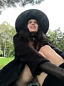 Snapshot of Sam_Sara chatting on 10-31-25, 07:59 Sam Sara online show from 10-31-25, 07:59