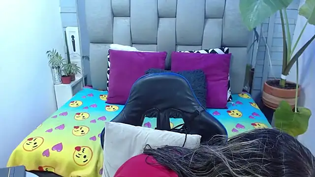 evelin zaens online show from 04-26-26, 04:04