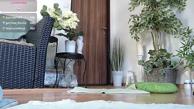 Snapshot of Squirtmania chatting on 03-09-25, 07:45 Squirtmania online show from 03-09-25, 07:45