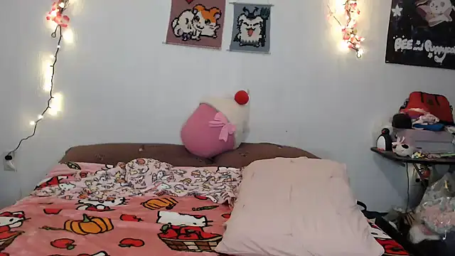 Snapshot of Cupcakecutie449 chatting on 10-23-25, 07:18 Cupcakecutie449 online show from 10-23-25, 07:18