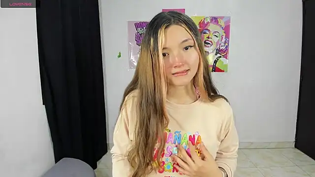 Snapshot of Alice_bloom_ chatting on 11-14-25, 02:10 Alice bloom online show from 11-14-25, 02:10