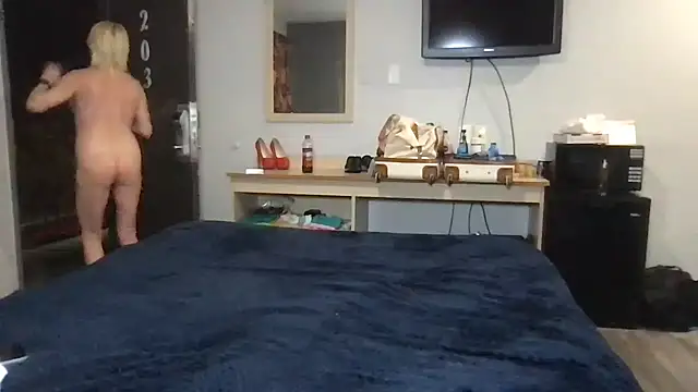 TiffaneyLove online show from 03-04-26, 03:45