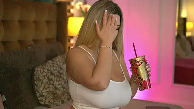 Snapshot of SophieBoobsX chatting on 11-15-25, 06:55 SophieBoobsX online show from 11-15-25, 06:55