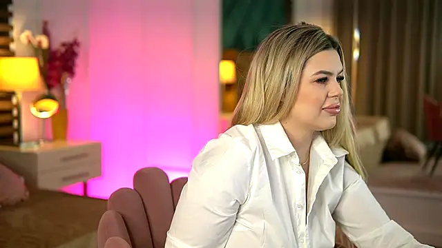 Snapshot of SophieBoobsX chatting on 11-17-25, 05:35 SophieBoobsX online show from 11-17-25, 05:35