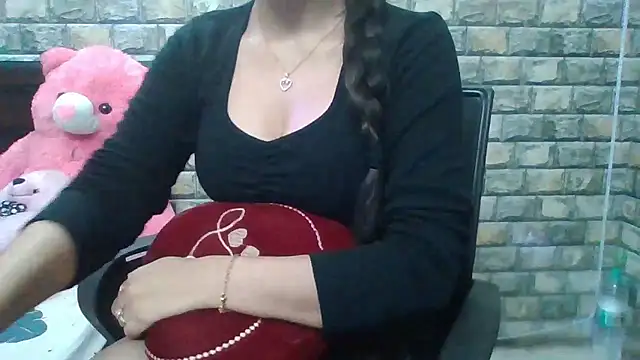 Snapshot of Sexy_iknoor chatting on 01-07-26, 04:37 Sexy iknoor online show from 01-07-26, 04:37