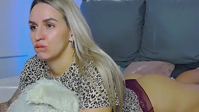 SofiJames online show from 10-31-25, 06:58