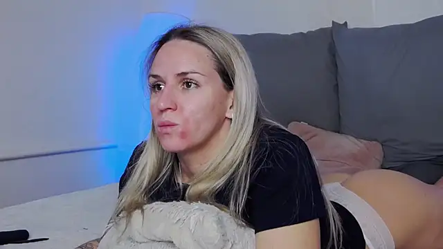 Snapshot of SofiJames chatting on 12-14-25, 06:30 SofiJames online show from 12-14-25, 06:30