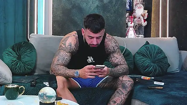 Snapshot of masterkingofmusclee chatting on 12-05-24, 08:55 masterkingofmusclee online show from 12-05-24, 08:55