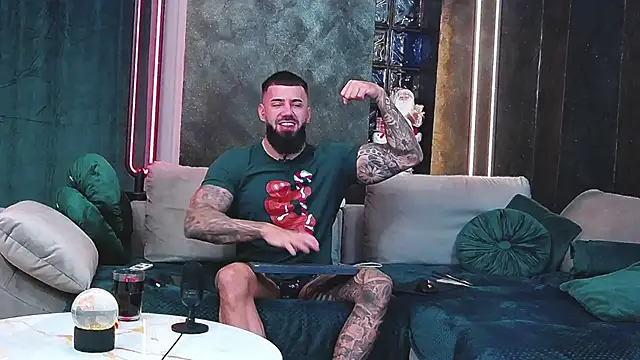 Snapshot of masterkingofmusclee chatting on 12-24-24, 07:22 masterkingofmusclee online show from 12-24-24, 07:22