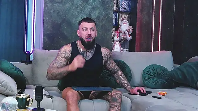 Snapshot of masterkingofmusclee chatting on 12-31-24, 10:04 masterkingofmusclee online show from 12-31-24, 10:04