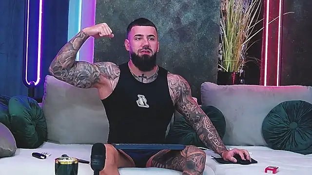 Snapshot of masterkingofmusclee chatting on 01-15-25, 07:15 masterkingofmusclee online show from 01-15-25, 07:15