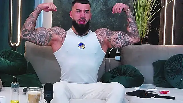 Snapshot of masterkingofmusclee chatting on 01-21-25, 06:43 masterkingofmusclee online show from 01-21-25, 06:43