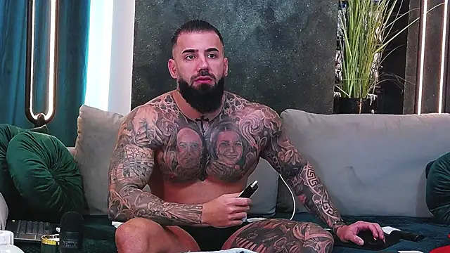 Snapshot of masterkingofmusclee chatting on 01-30-25, 12:27 masterkingofmusclee online show from 01-30-25, 12:27