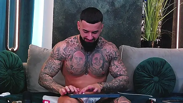 Snapshot of masterkingofmusclee chatting on 02-04-25, 10:00 masterkingofmusclee online show from 02-04-25, 10:00