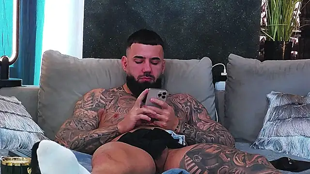 Snapshot of masterkingofmusclee chatting on 02-13-25, 10:02 masterkingofmusclee online show from 02-13-25, 10:02