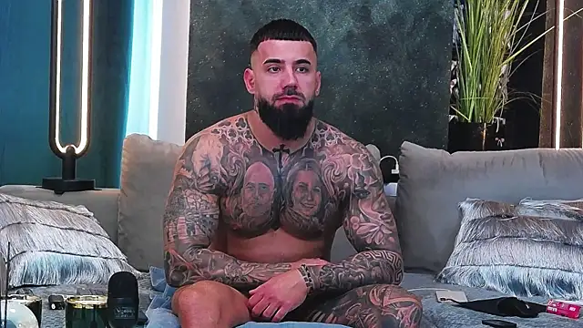 Snapshot of masterkingofmusclee chatting on 02-13-25, 01:37 masterkingofmusclee online show from 02-13-25, 01:37