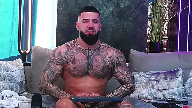 Snapshot of masterkingofmusclee chatting on 02-20-25, 09:11 masterkingofmusclee online show from 02-20-25, 09:11