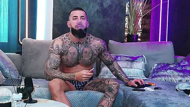 Snapshot of masterkingofmusclee chatting on 02-25-25, 07:09 masterkingofmusclee online show from 02-25-25, 07:09