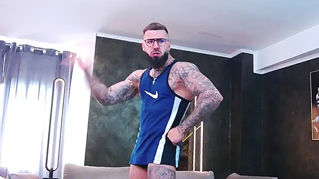 Snapshot of masterkingofmusclee chatting on 03-10-25, 07:32 masterkingofmusclee online show from 03-10-25, 07:32