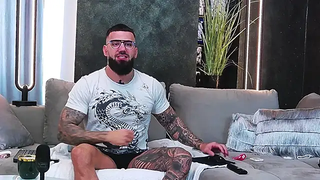 Snapshot of masterkingofmusclee chatting on 03-11-25, 01:45 masterkingofmusclee online show from 03-11-25, 01:45