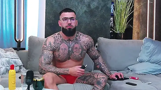 Snapshot of masterkingofmusclee chatting on 03-19-25, 01:07 masterkingofmusclee online show from 03-19-25, 01:07