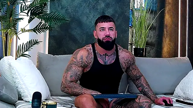 Snapshot of masterkingofmusclee chatting on 09-10-25, 07:30 masterkingofmusclee online show from 09-10-25, 07:30