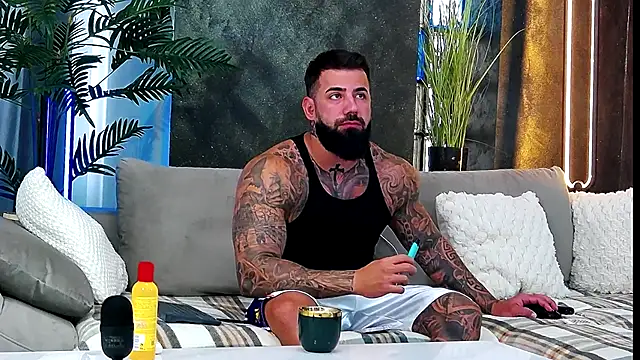 Snapshot of masterkingofmusclee chatting on 09-26-25, 07:01 masterkingofmusclee online show from 09-26-25, 07:01