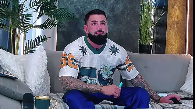 Snapshot of masterkingofmusclee chatting on 10-16-25, 08:15 masterkingofmusclee online show from 10-16-25, 08:15