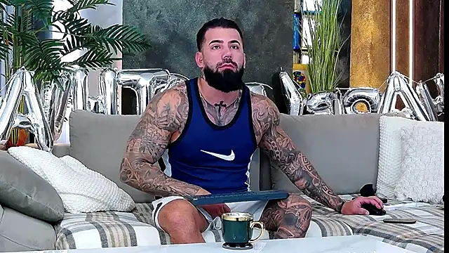 Snapshot of masterkingofmusclee chatting on 10-24-25, 06:43 masterkingofmusclee online show from 10-24-25, 06:43