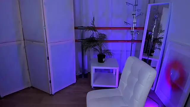 Snapshot of Mira__Blush chatting on 01-21-25, 08:32 Mira Blush online show from 01-21-25, 08:32