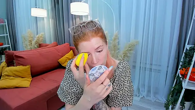 Snapshot of Mira__Blush chatting on 01-28-25, 01:49 Mira Blush online show from 01-28-25, 01:49