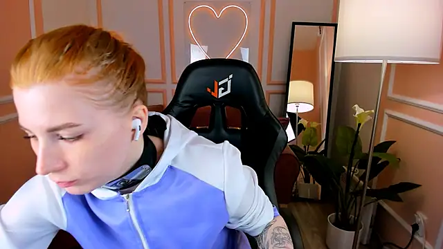 Snapshot of Mira__Blush chatting on 02-12-25, 08:40 Mira Blush online show from 02-12-25, 08:40