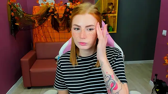 Snapshot of Mira__Blush chatting on 10-14-25, 01:34 Mira Blush online show from 10-14-25, 01:34