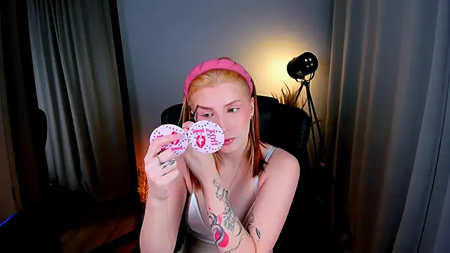 Snapshot of Mira__Blush chatting on 11-23-25, 09:03 Mira Blush online show from 11-23-25, 09:03