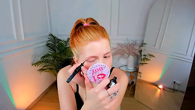 Snapshot of Mira__Blush chatting on 11-30-25, 08:46 Mira Blush online show from 11-30-25, 08:46