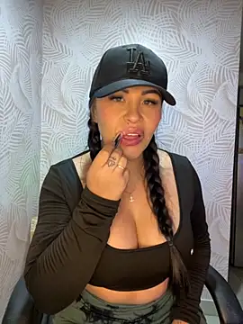 Snapshot of sexyyykloee chatting on 10-21-25, 02:56 sexyyykloee online show from 10-21-25, 02:56