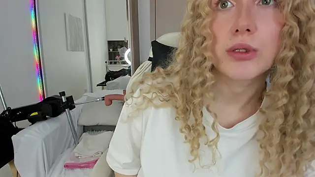 Snapshot of CarolMay chatting on 05-15-26, 07:04 CarolMay online show from 05-15-26, 07:04