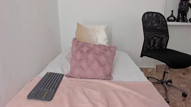 Snapshot of valerycolins chatting on 09-18-25, 01:51 valerycolins online show from 09-18-25, 01:51